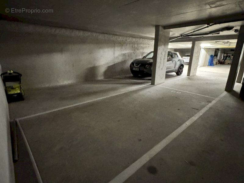 Parking à SAINT-PRIEST