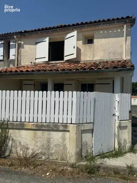 Maison à SAINT-LAURENT-DE-LA-PREE