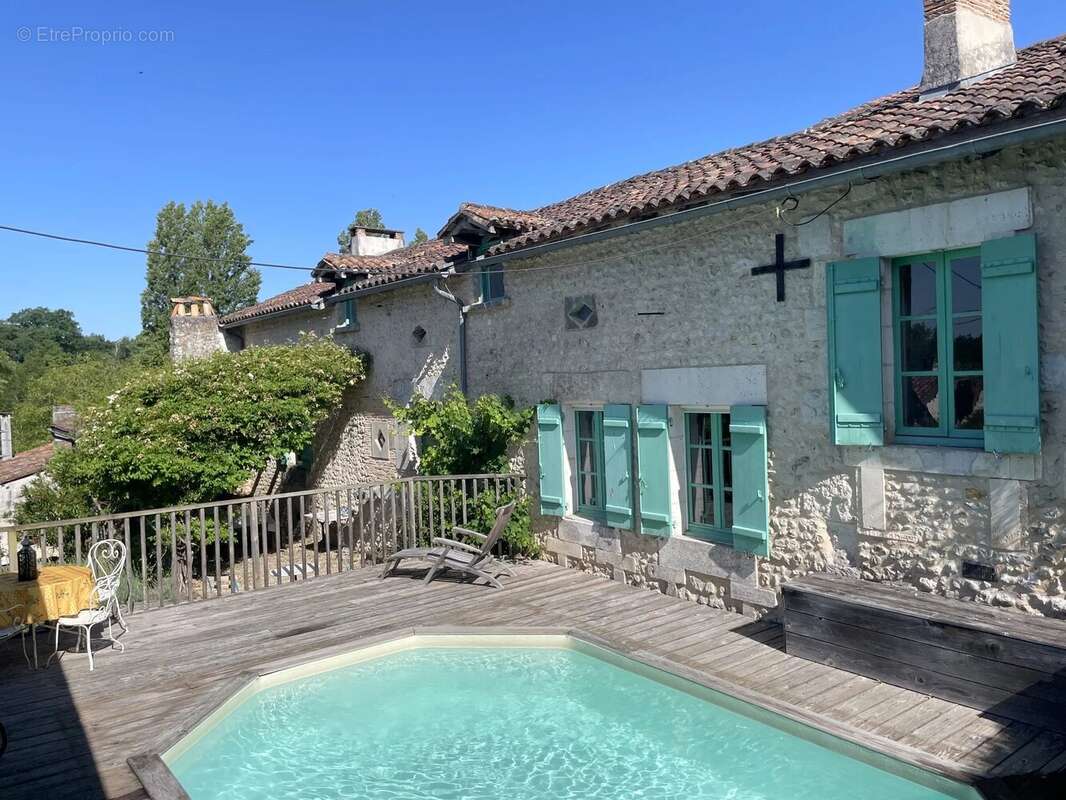 Maison à MONTIGNAC-LE-COQ
