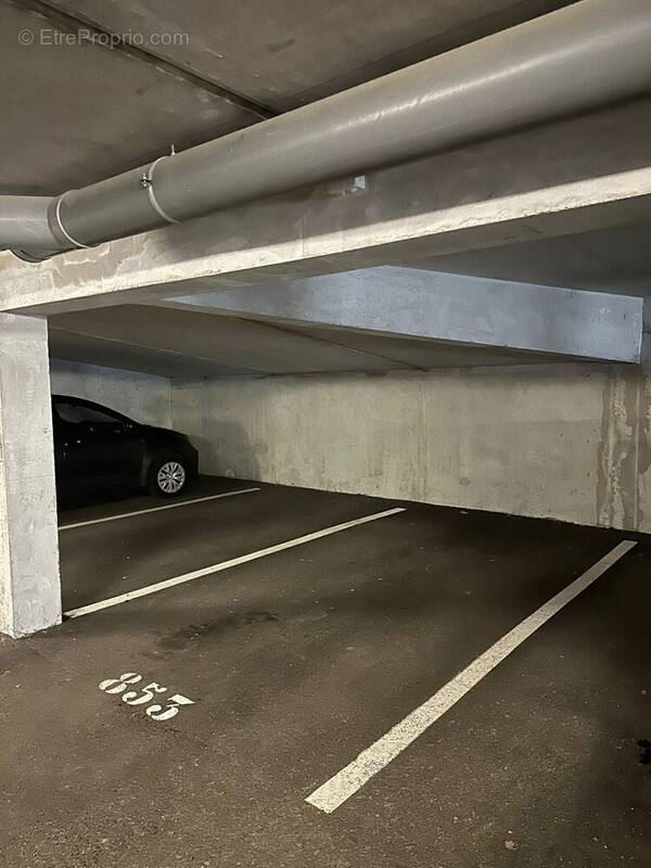 Parking à SAINT-SEBASTIEN-SUR-LOIRE