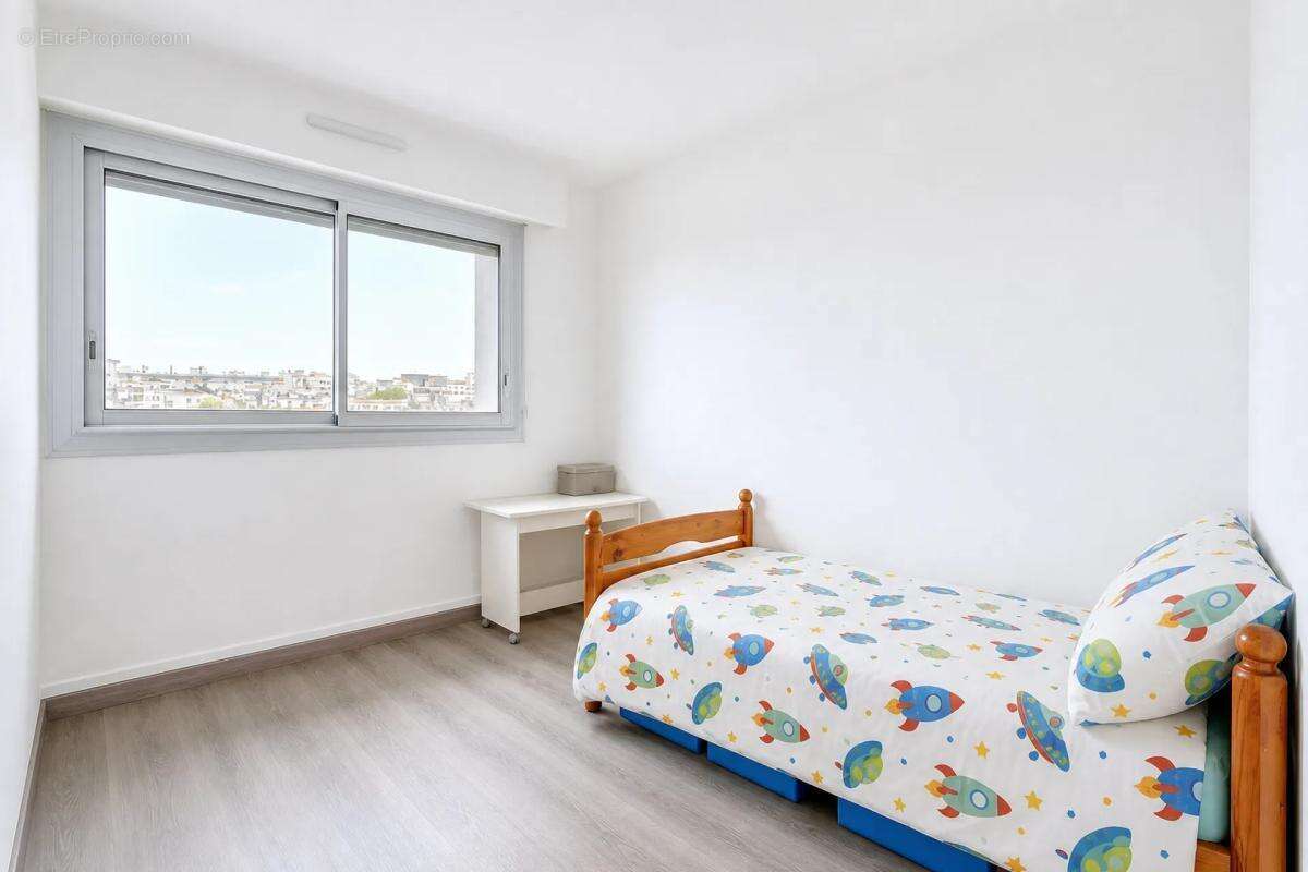 T4 traversant 82m², 12ᵉ étage, Vénissieux, loué - photo 7