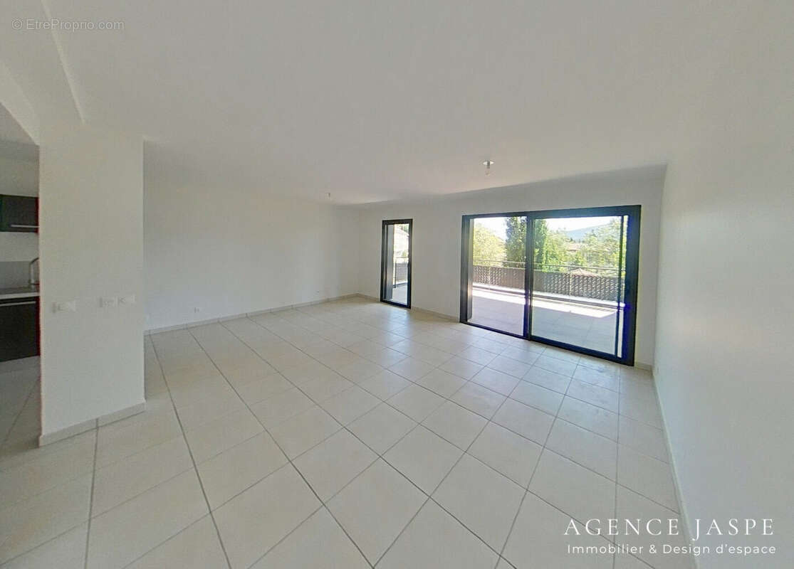 Appartement à SAINT-JEAN-BONNEFONDS