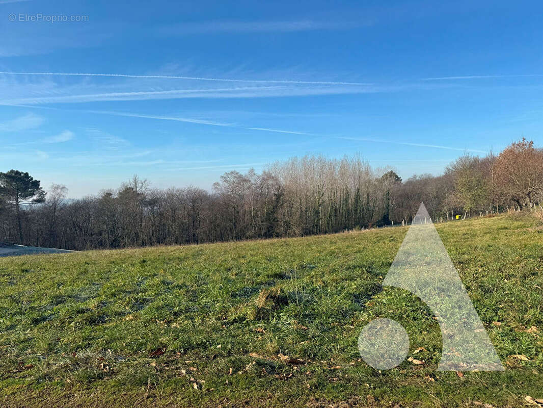 Terrain à MARCILLAC-SAINT-QUENTIN