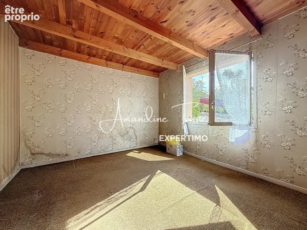 Au calme sur les hauteurs, une maison à rénover avec terrain constructible. - photo 11