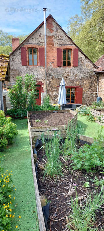 Maison à SEGUR-LE-CHATEAU