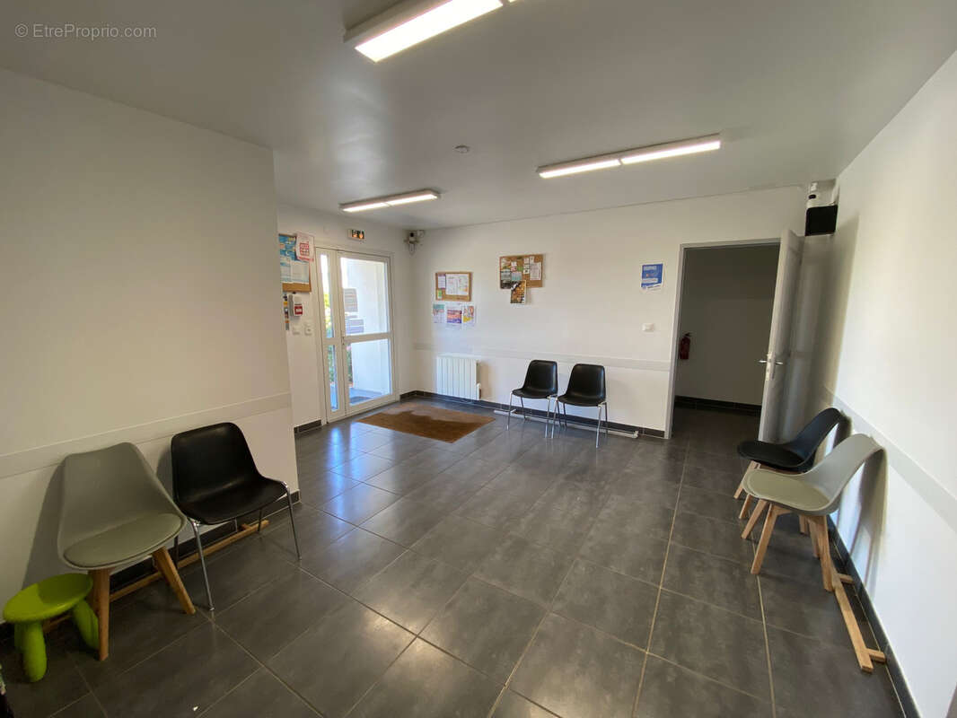 Locaux en zone d'activites - photo 2