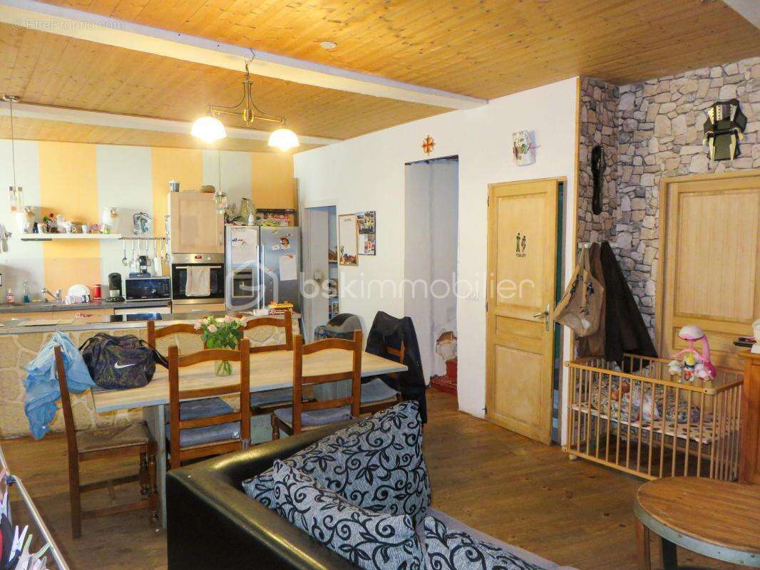 À 5 minutes de lézignan-corbières – maison de village r+2 avec remise – 5 chambres dont une suite parentale – vendue louée – idé - photo 3