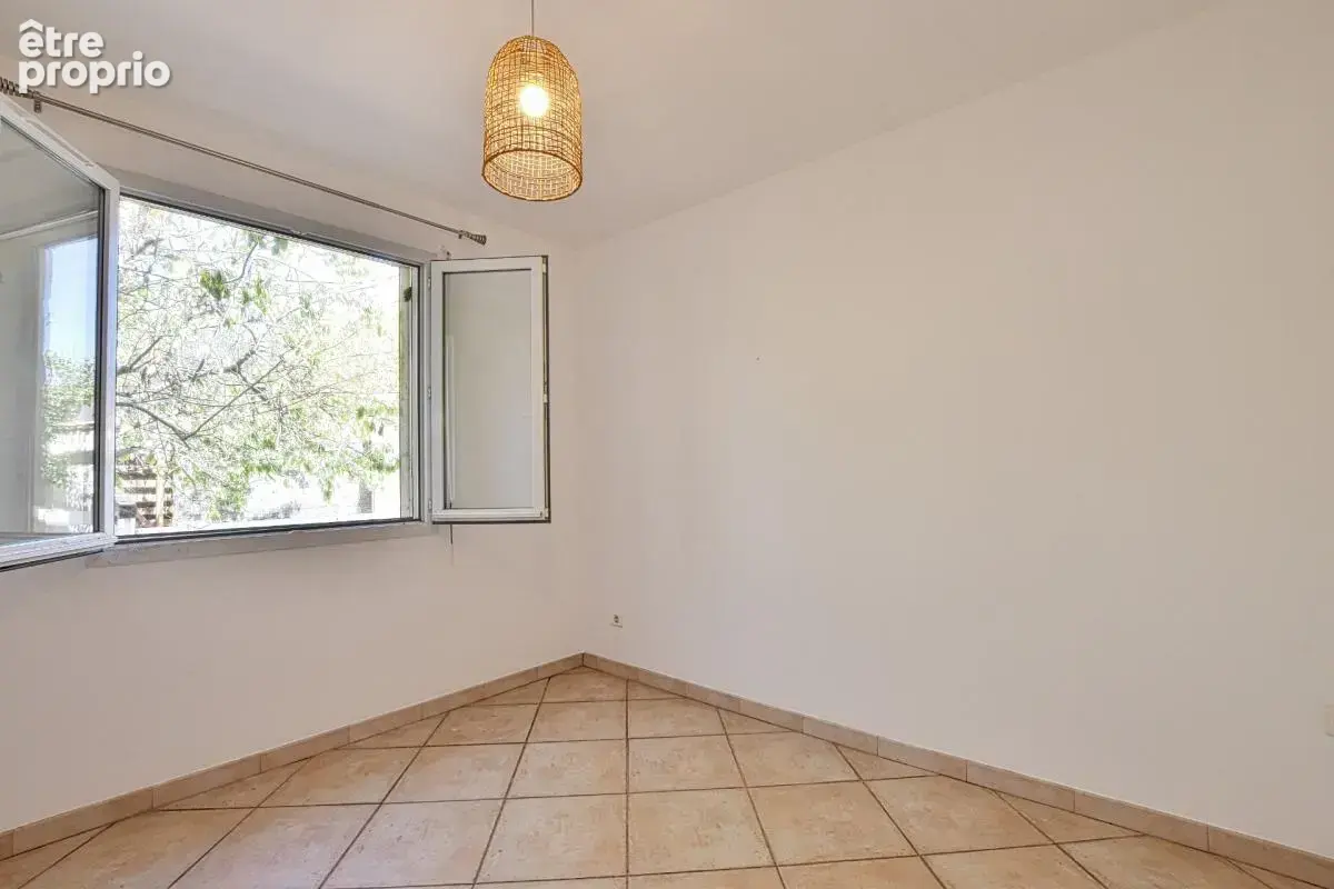 Villa de plain-pied avec piscine et appartement indépendant au calme - photo 10