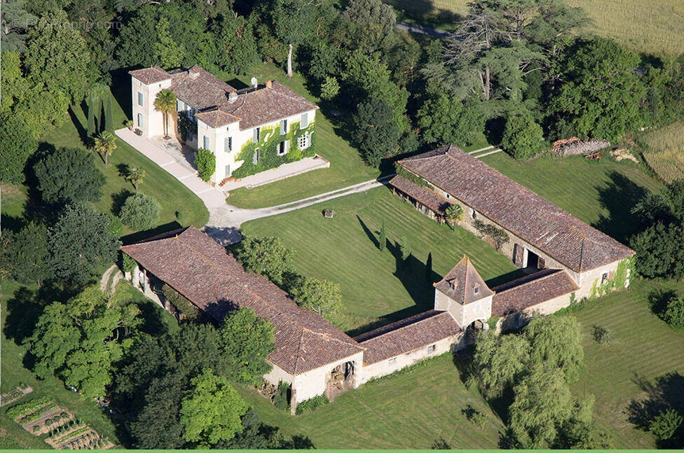 à vendre propriété sur 20 hectares proche d&#039;Auch - Maison à AUCH