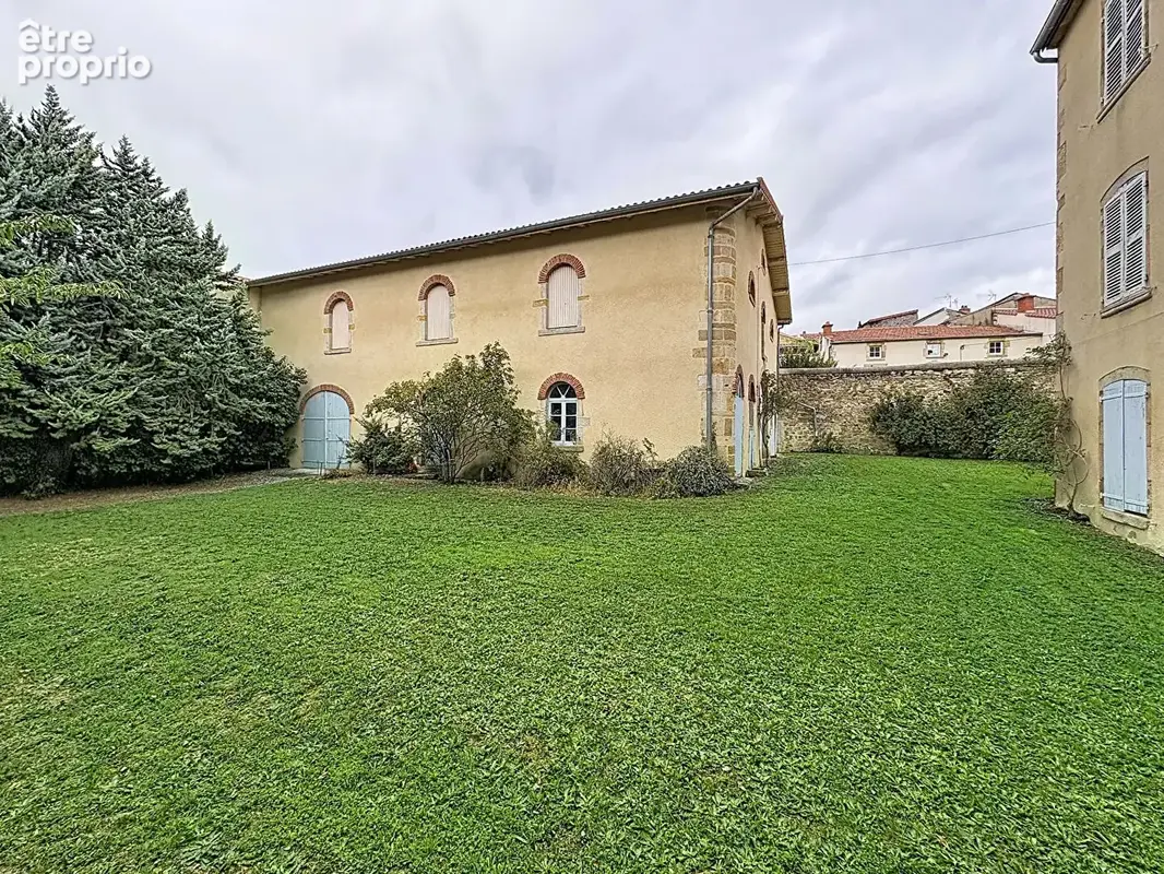 Maison centre vic le comte - 470 m² habitables - photo 2