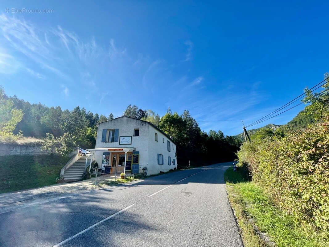 Commerce à CORNILLON-SUR-L&#039;OULE