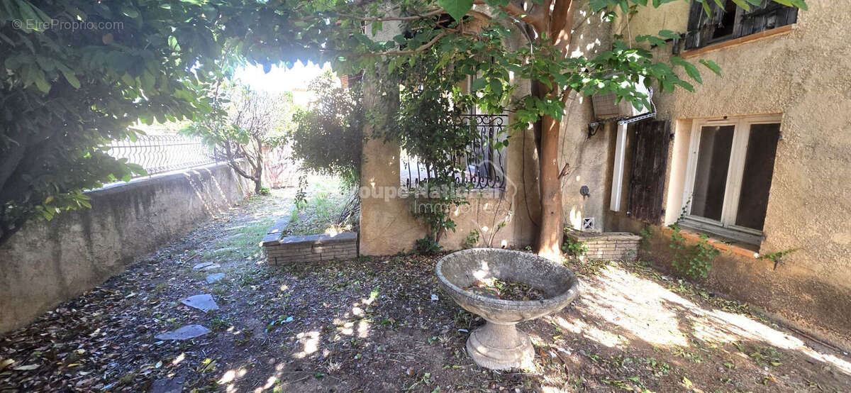 LES PENNES MIRABEAU, secteur calme et recherché, Villa de 100 m²  à rénover avec travaux de type 4 sur parcelle  de terrain de 4 - photo 4