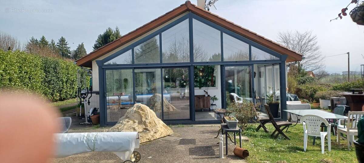 Maison à LA CHAPELLE-DE-LA-TOUR