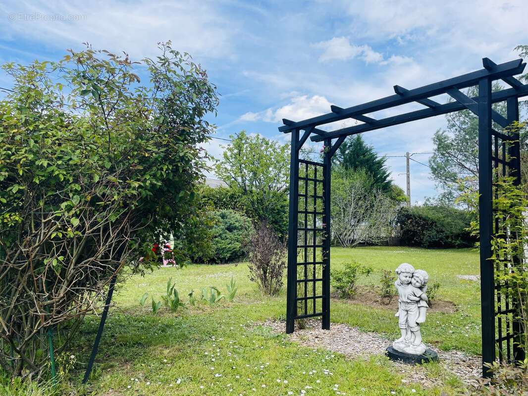 Maison à SAINT-PANTALEON-DE-LARCHE