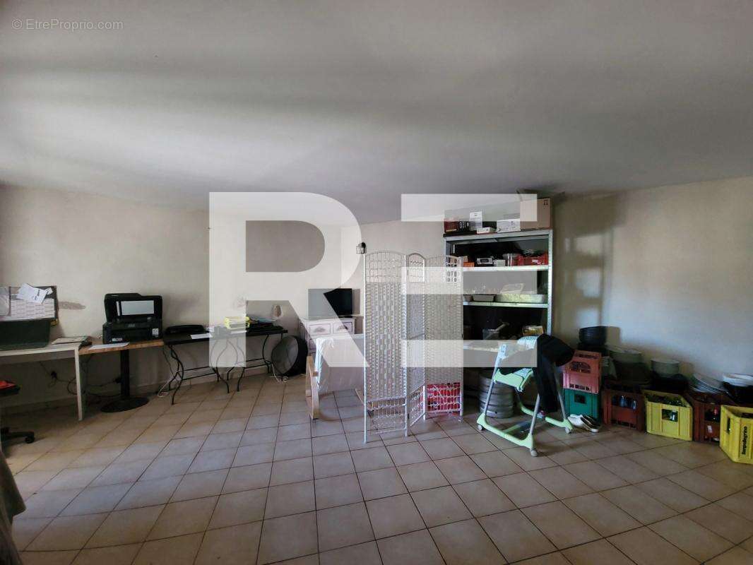 Commerce à LA CALMETTE