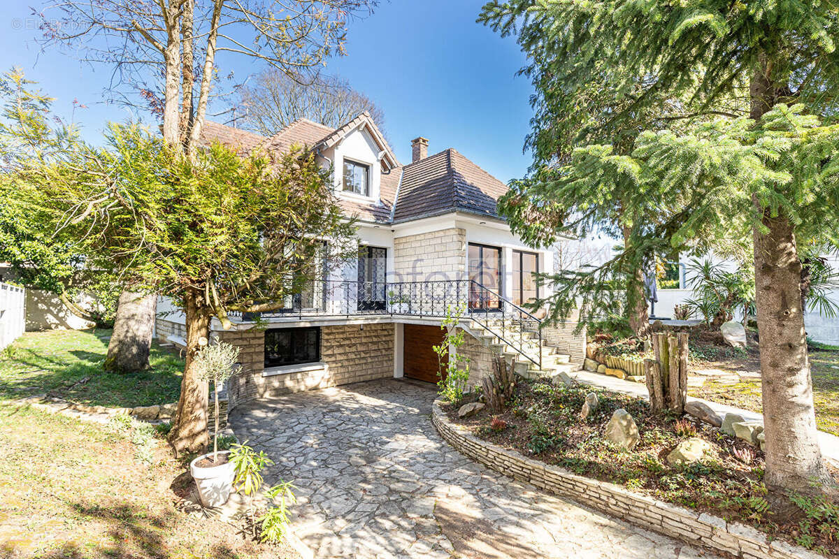 Maison à SAINTE-GENEVIEVE-DES-BOIS