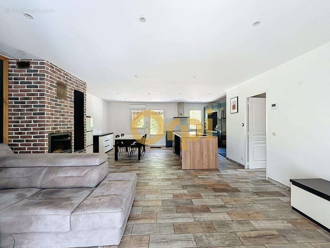 Maison à BAGNOLS-EN-FORET