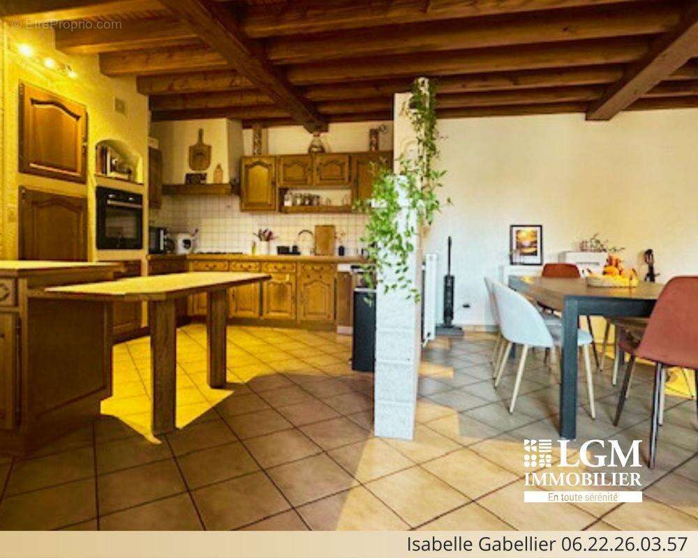 Maison à LE BREUIL-SUR-COUZE