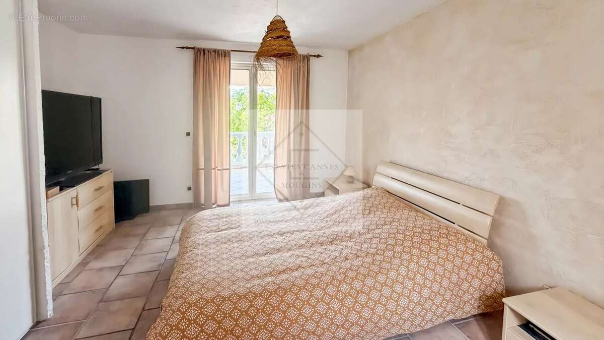 À vendre – villa de charme vue mer à antibes, calme absolu - photo 11