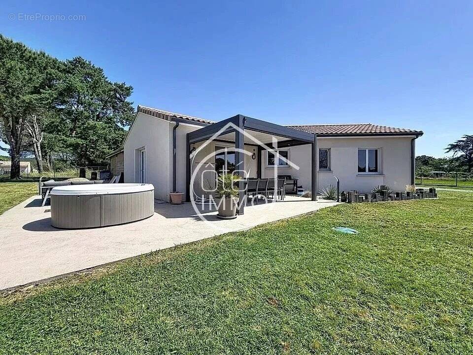 Maison à LAMOTHE-MONTRAVEL