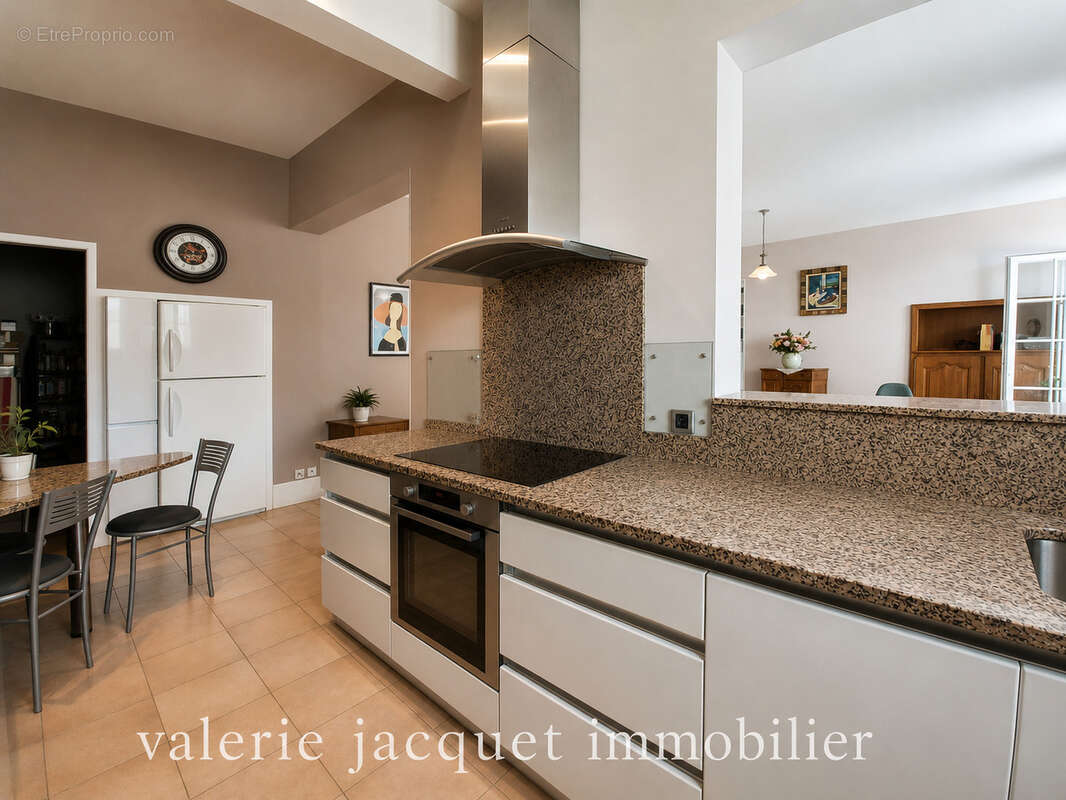 Maison bourgeoise de caractère avec jardin et cave voûtée   Centre de Coutras - photo 5