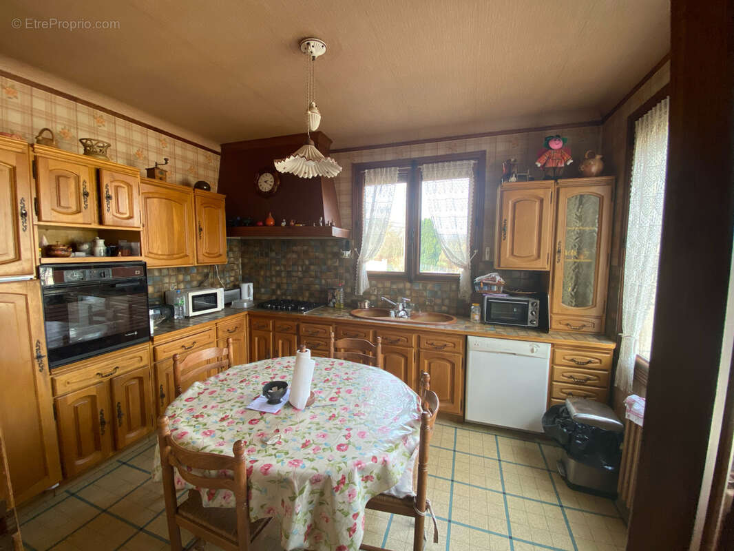 Maison située à Saint Just dans un quartier calme. - photo 4
