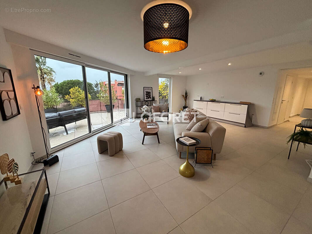 Appartement à SAINT-LAURENT-DU-VAR