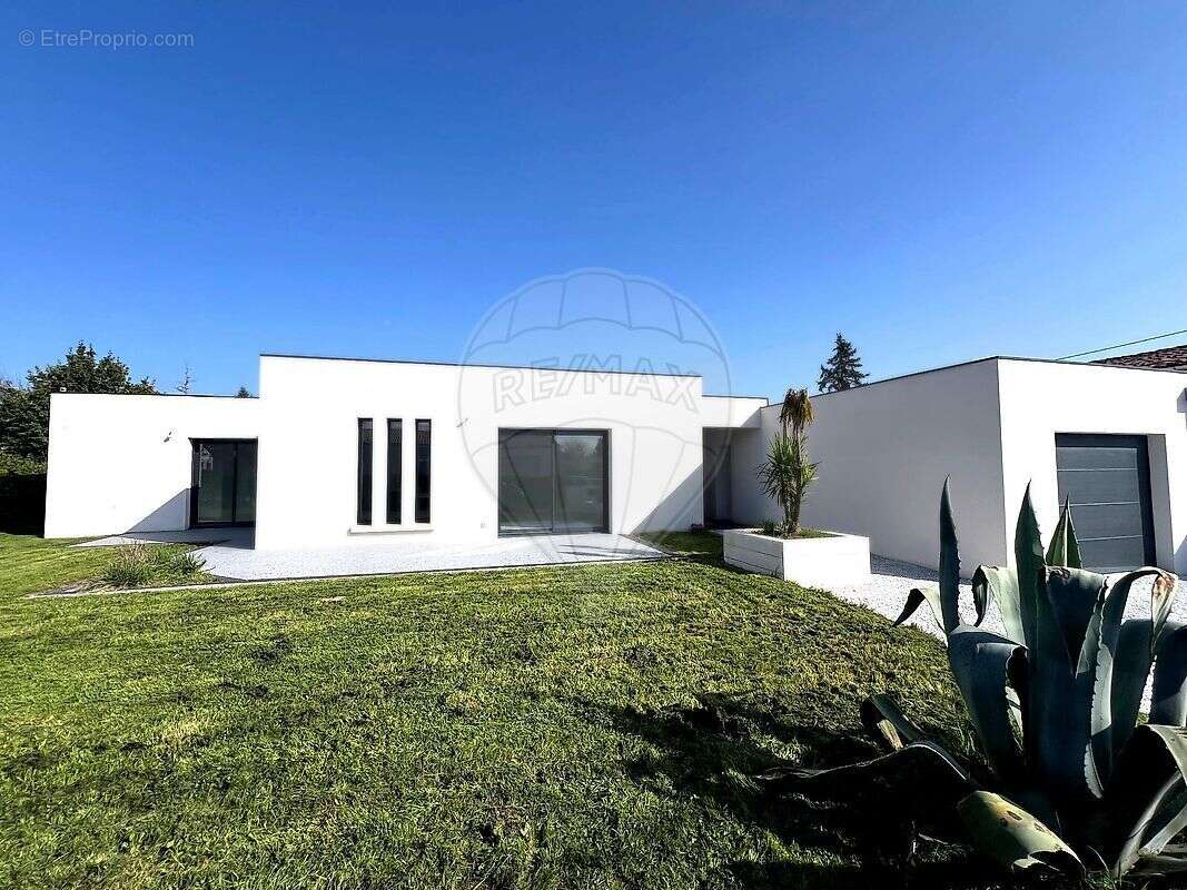 Maison à CHAILLEVETTE