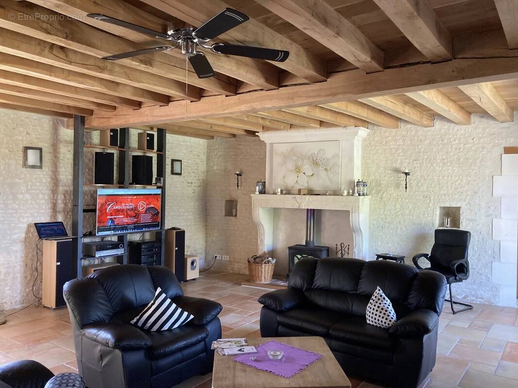 Jolie maison en pierre avec piscine au cœur du village - photo 3
