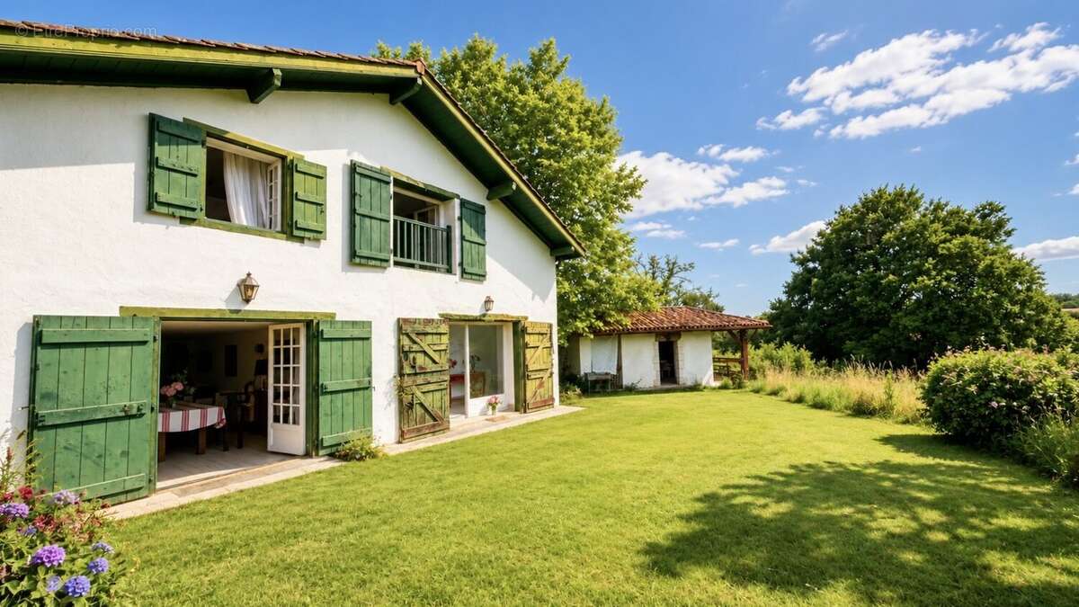 Maison de caractère du XVIIIe siècle rénovée  402 m² habitables  9 chambres  Terrain de 2 215 m²  Urt - photo 2
