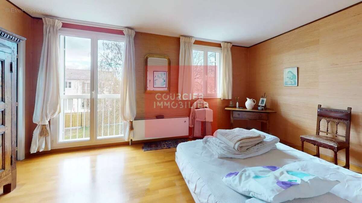 Maison à LE MESNIL-SAINT-DENIS