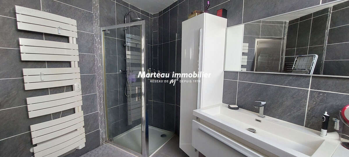 A VENDRE Longère rénovée de plain-pied avec piscine, grand terrain et beaux atoutsBrette Les Pins 5 pièce(s) 126 m2 - photo 9