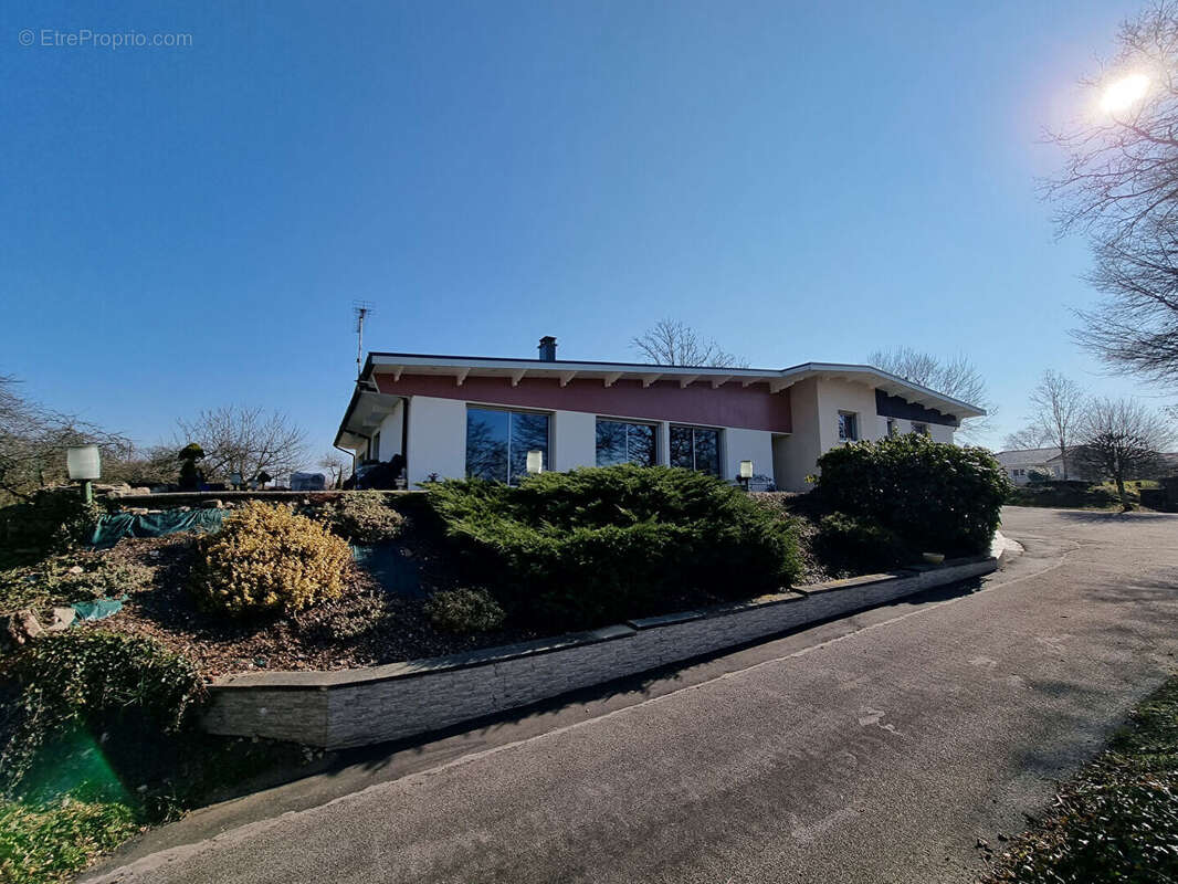 Maison à NEUFCHATEAU
