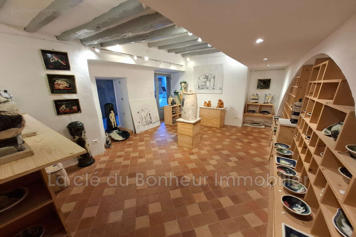 Commerce à MOUSTIERS-SAINTE-MARIE