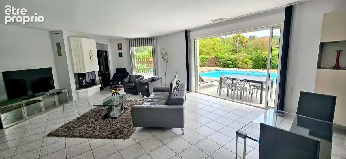 Maison 240 m² à Saint-Clement-De-Riviere  - photo 5