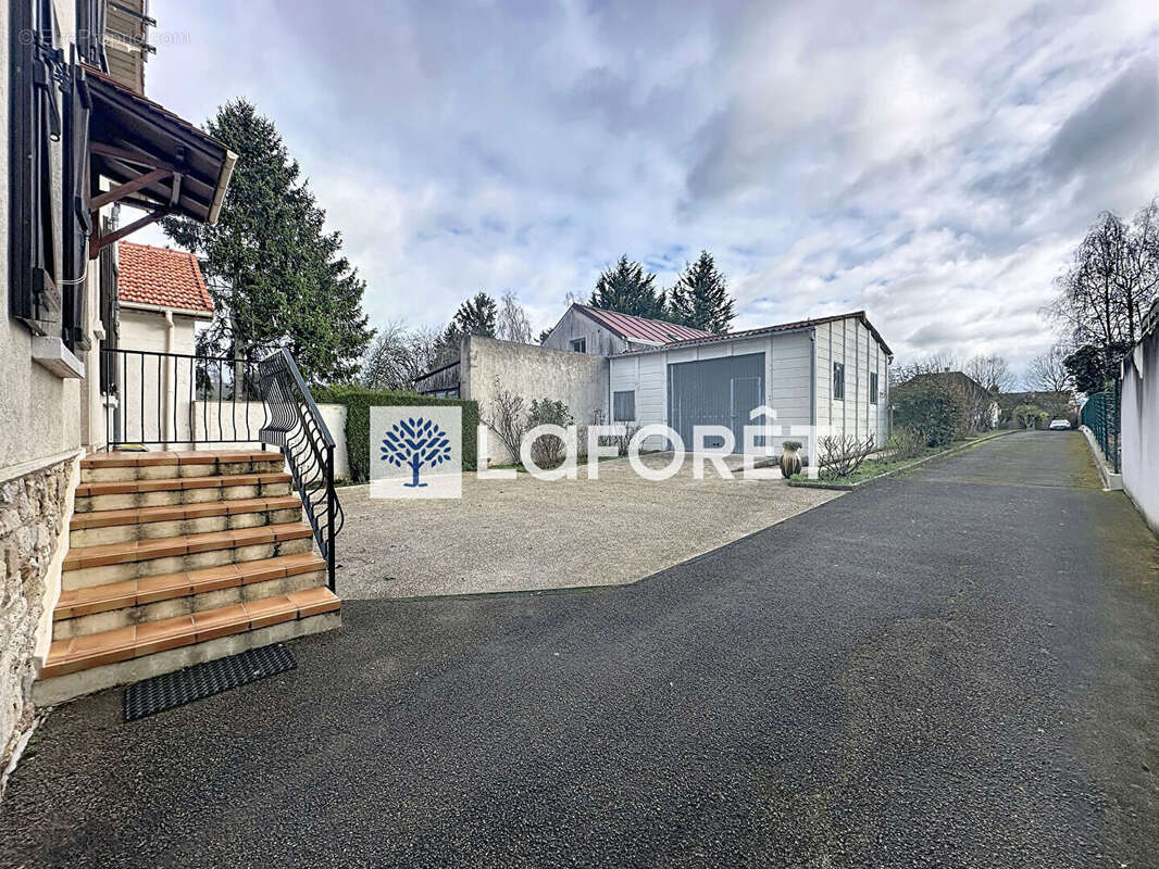 Maison à SAINT-NOM-LA-BRETECHE