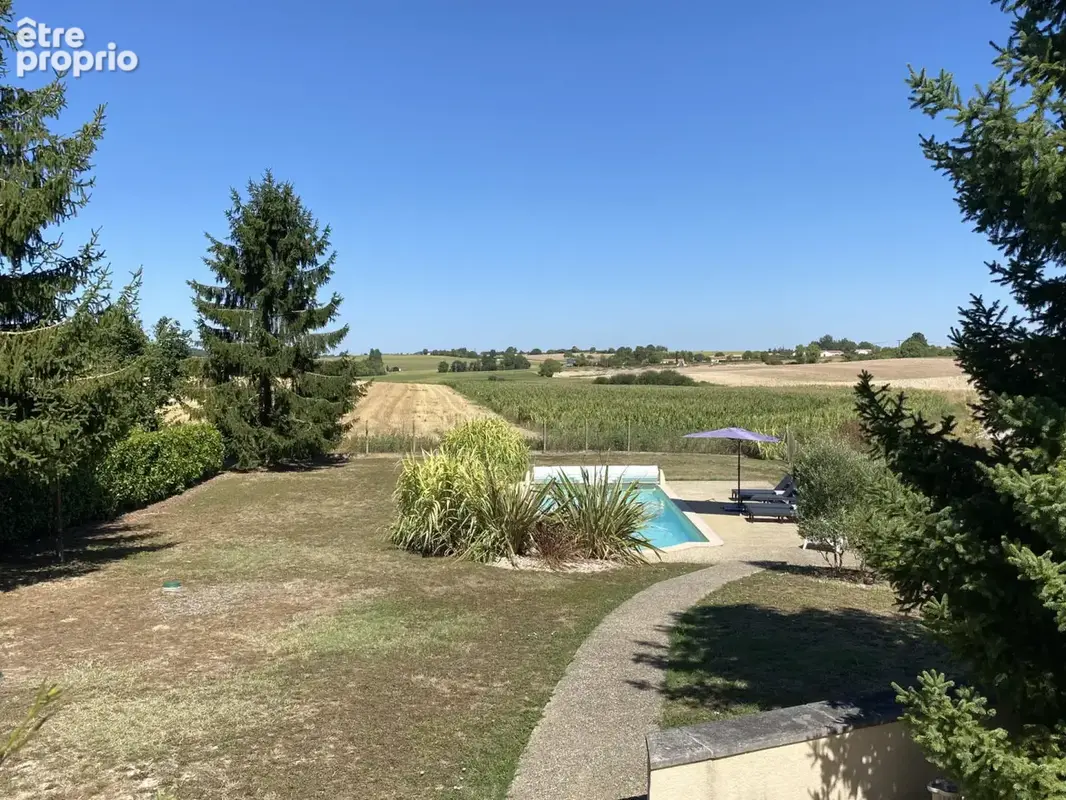 POOL & VIEW