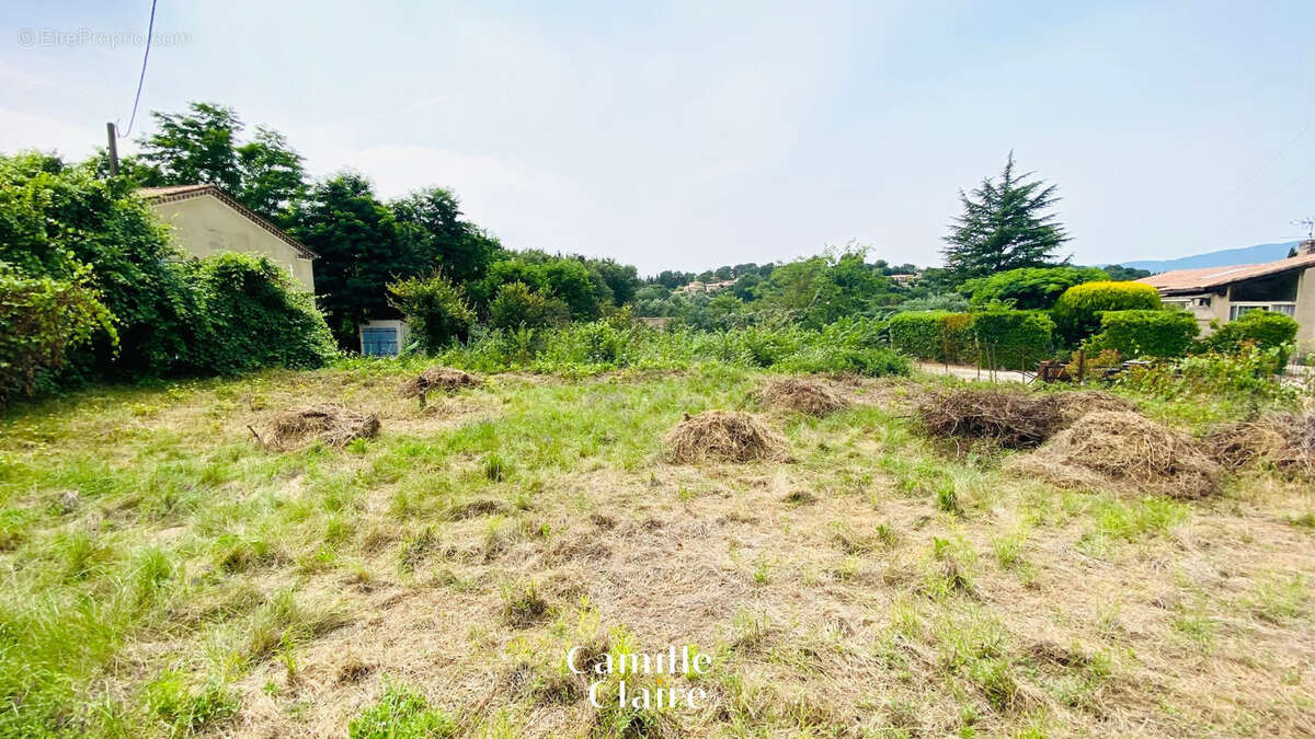 Terrain à LA TOUR-D&#039;AIGUES