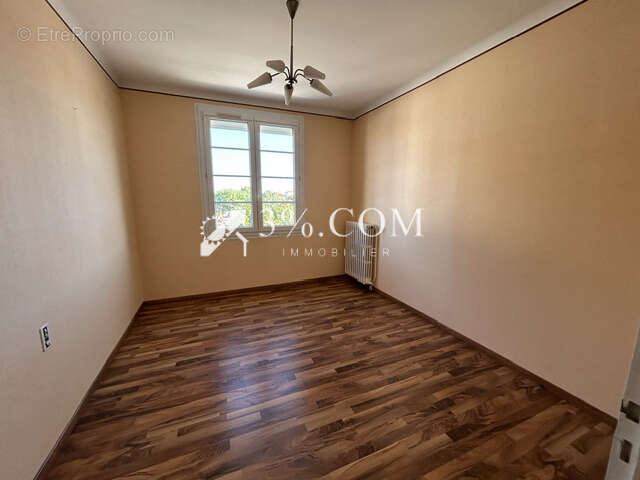 Maison de 117m2 avec deux garages et dépendances sur 960m2 d - photo 6