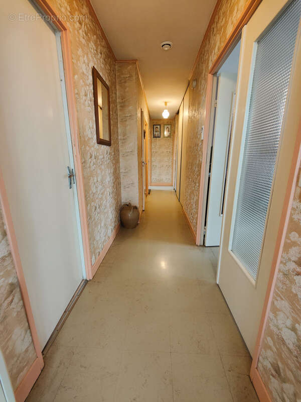 Maison à LAROCHE-SAINT-CYDROINE