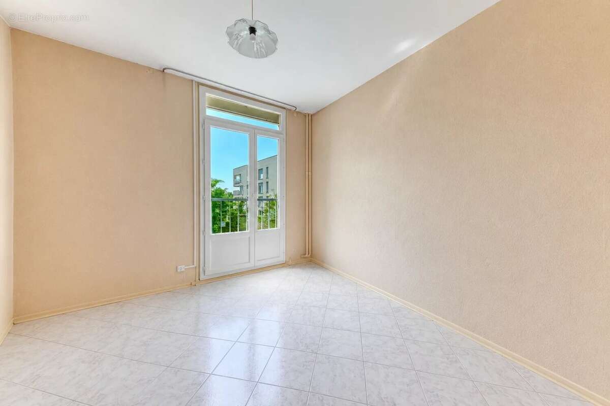 T4 traversant quartier PASTEUR, 75,83 m² / Loggia fermée / Balcon / Parking collectif - photo 11