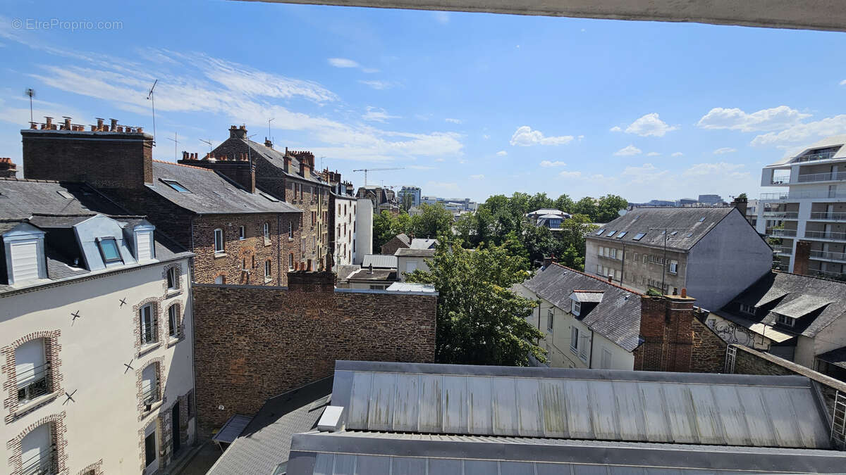 Situation idéale pour cet appartement (73 m2) récent, avec terrasse et stationnement. - photo 8