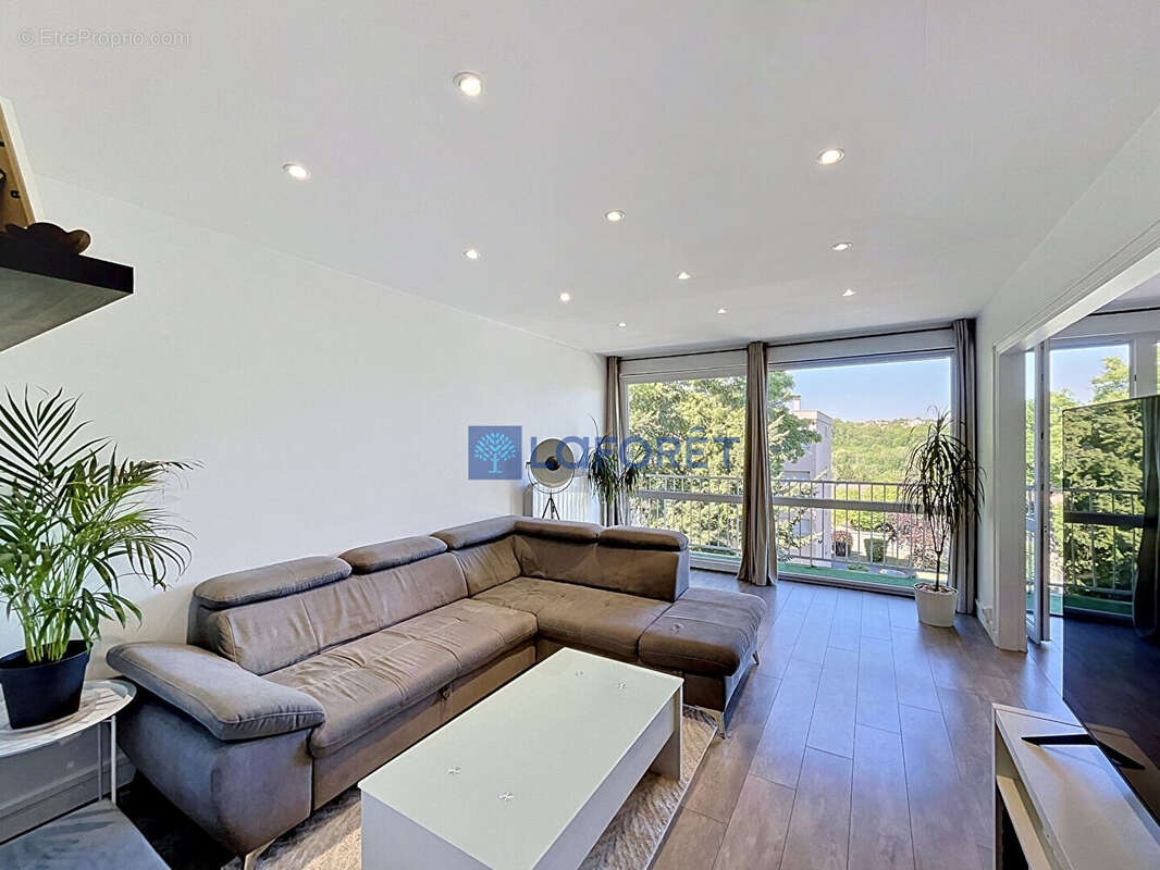 Appartement à SAINTRY-SUR-SEINE