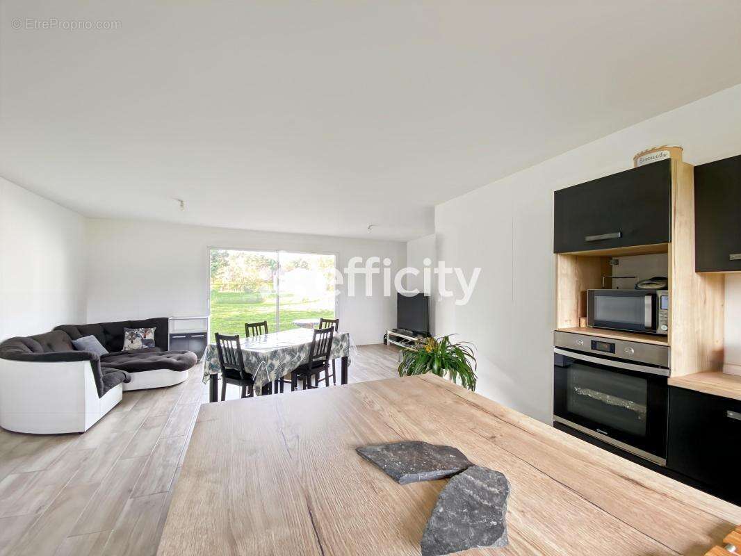 Maison à BUSSAC-FORET