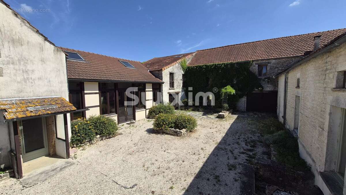 Maison à NOYERS
