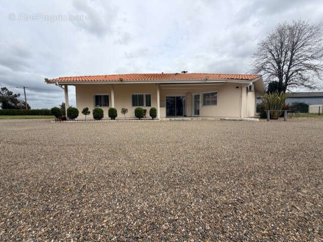 Maison à YGOS-SAINT-SATURNIN