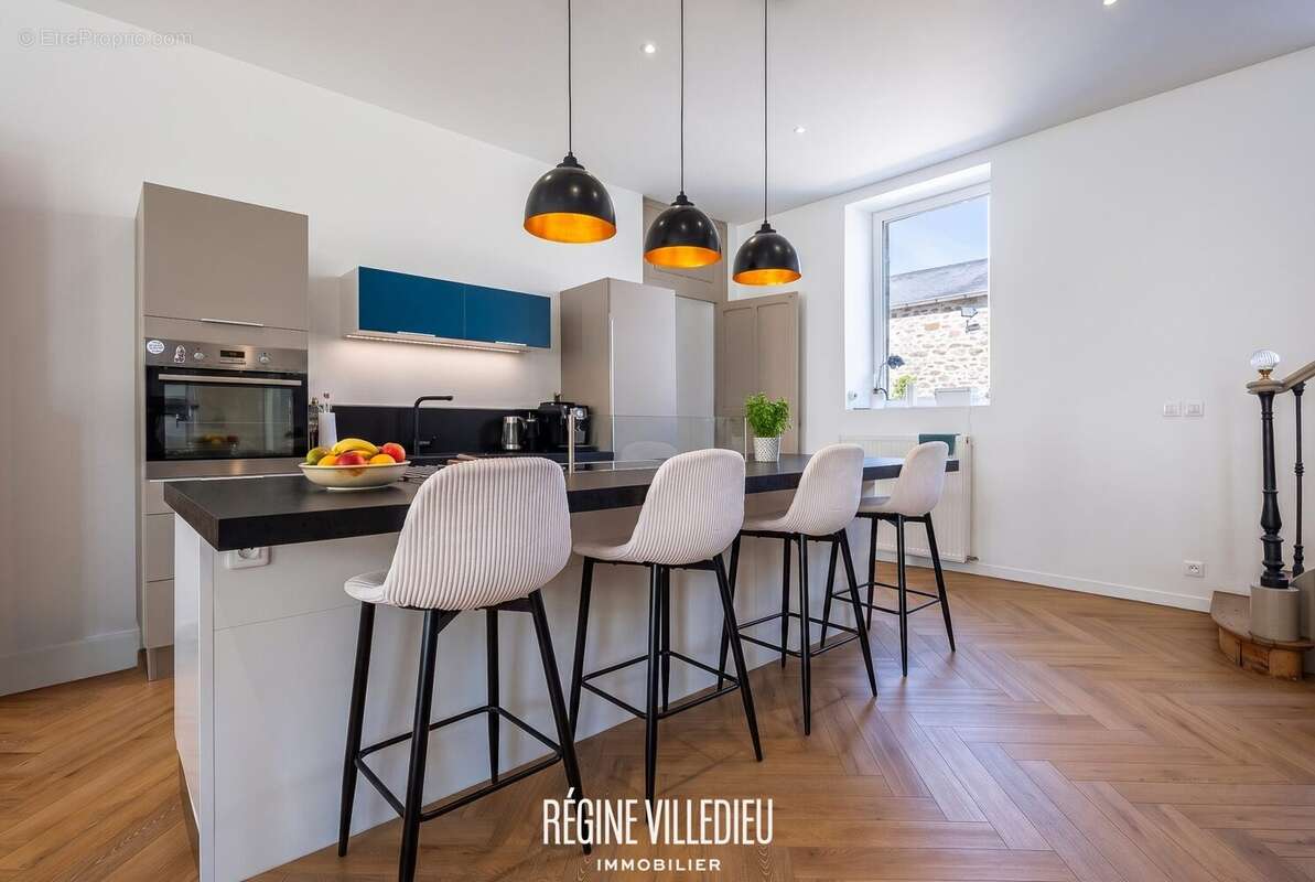 Maison 225 m² à Quettehou  - photo 8