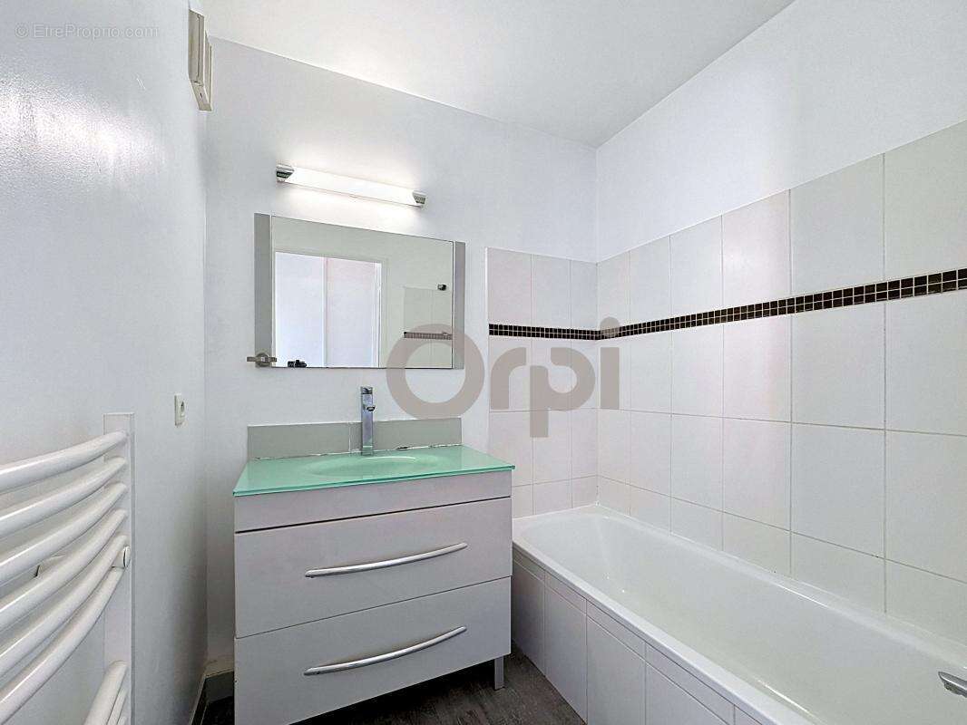 Appartement à ROQUEBRUNE-SUR-ARGENS