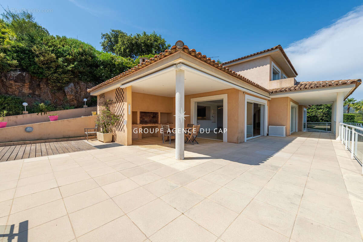 Vue degagee tres belle villa lumineuse de 7 pieces 5 chambres piscine deux garages proche golfs - photo 18