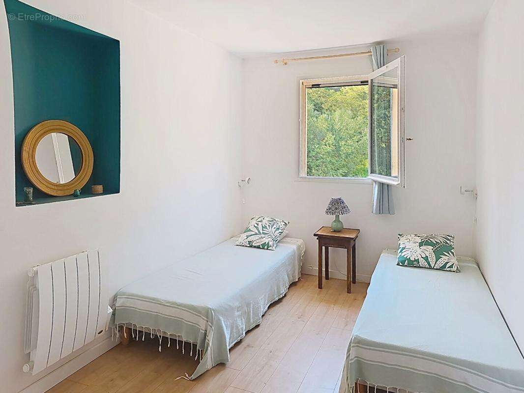 SANARY - Villa 8 chambres + T2, piscine chauffée, double garage, 6500 m² de terrain - photo 10